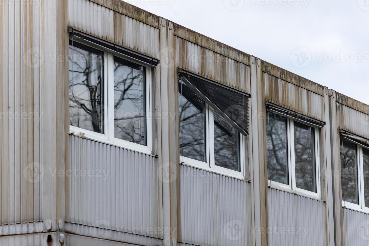 antigua fachada de edificio industrial con ventanas foto
