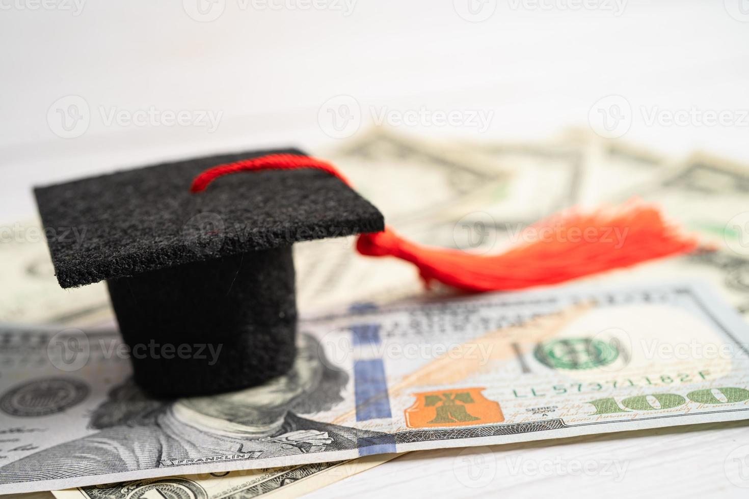 sombrero de la brecha de graduación en el dinero de los billetes en dólares estadounidenses, concepto de enseñanza de aprendizaje de la tarifa de estudio de educación. foto