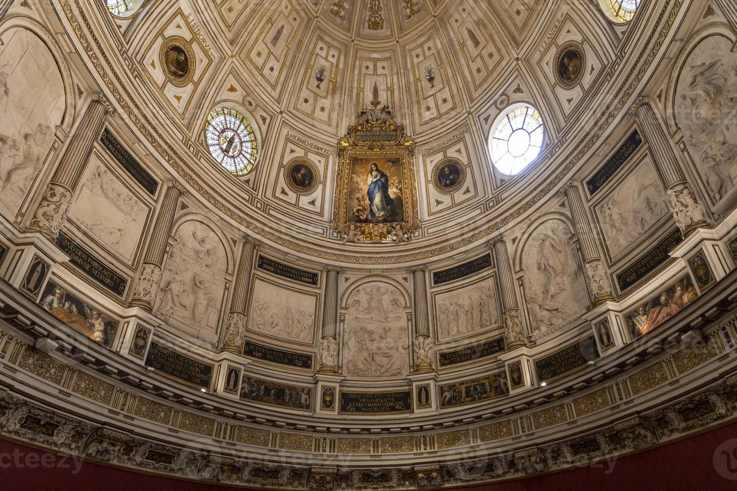 dentro de la catedral de sevilla foto