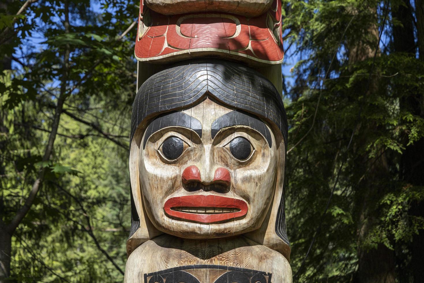 tótem en el puente colgante de capilano foto