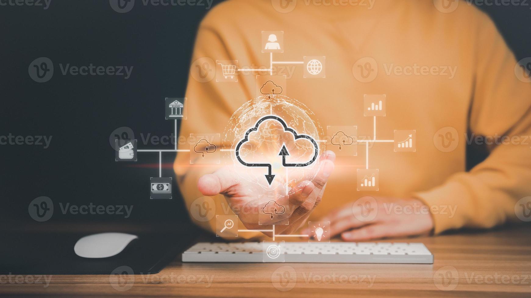 hombre que trabaja en el icono de datos en la nube, muestra el diagrama de computación en la nube a mano. tecnología de la nube almacenamiento de datos. concepto de red y servicio de internet. foto