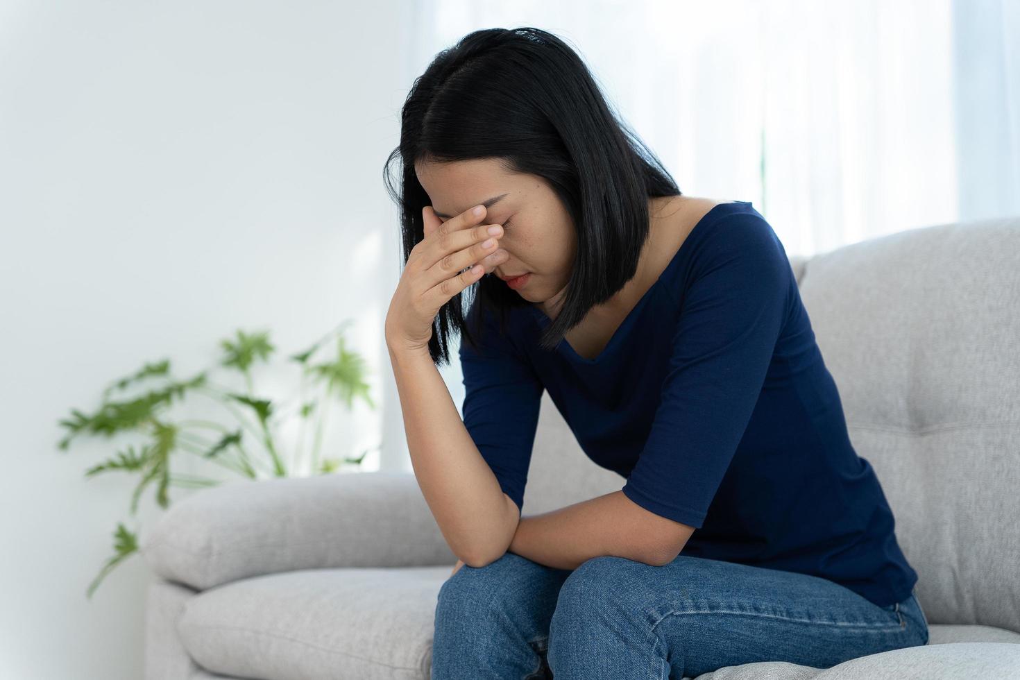 infeliz mujer asiática niña decepcionada, triste por el problema en casa sola, se siente sola, estresada, sufre de mala relación, ruptura, divorcio, mujer confundida, depresión salud mental, solitaria foto