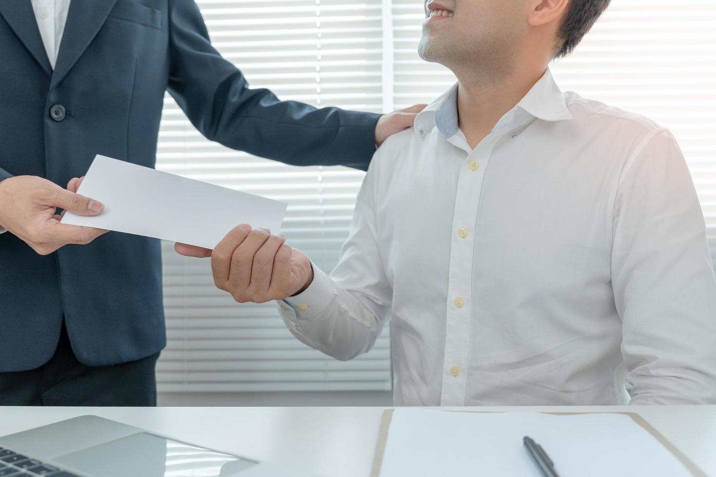 los empresarios reciben salarios o bonificaciones de la gerencia o del jefe. empresa dar recompensas para fomentar el trabajo. hombre de negocios sonriente disfrutando de una recompensa en el escritorio de la oficina. foto