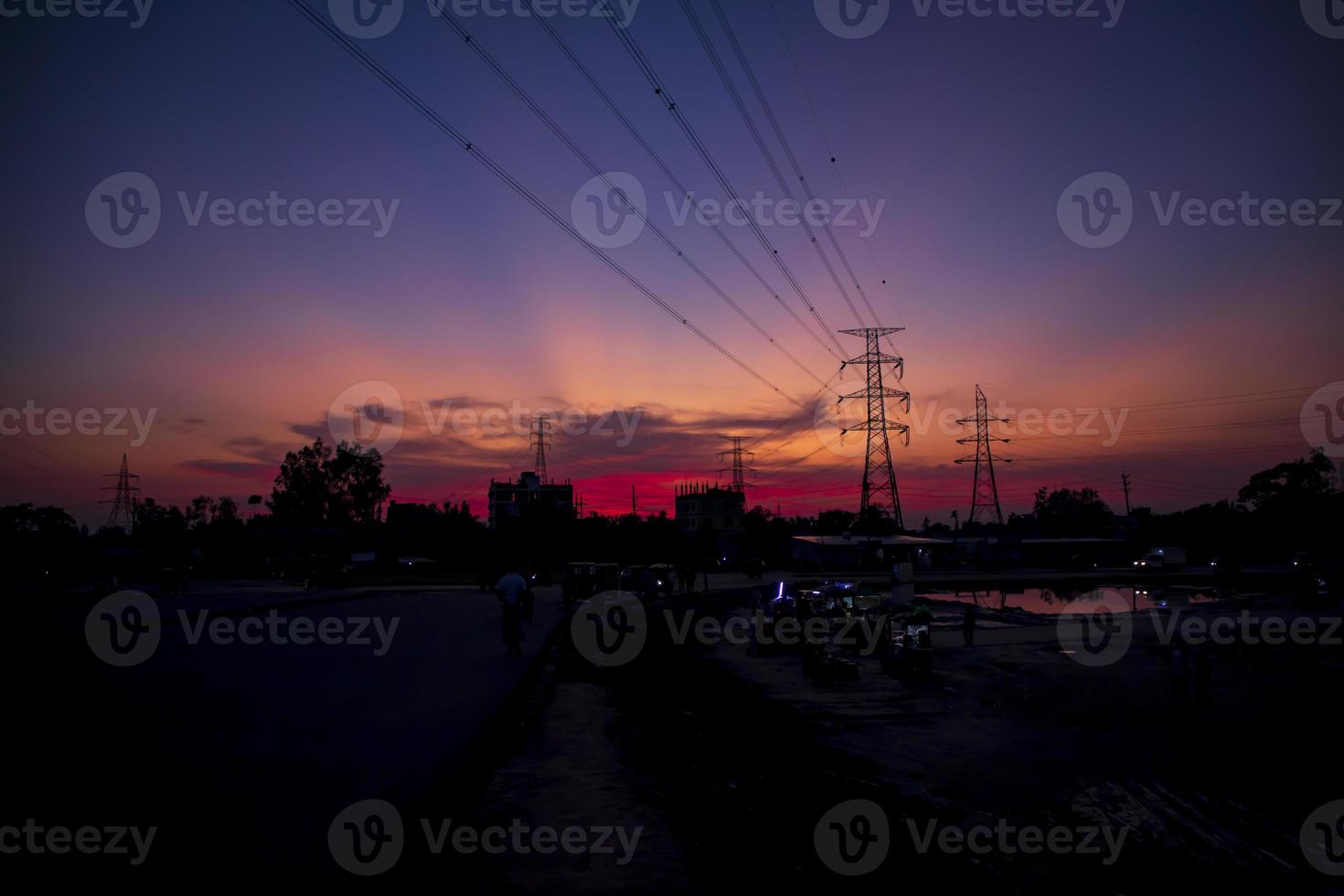silueta de torres eléctricas de alto voltaje con paisajes coloridos después del atardecer foto