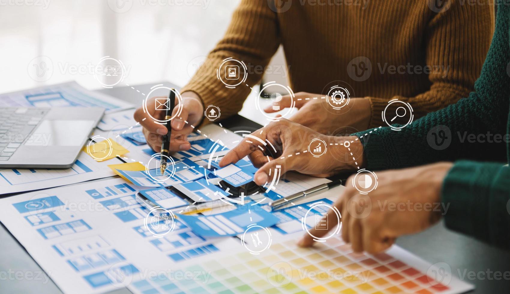 ux diseñador gráfico planificación desarrollo de procesos de aplicaciones prototipo de estructura alámbrica para teléfonos inteligentes web. agencia creativa de desarrollo digital. con icono de realidad virtual foto