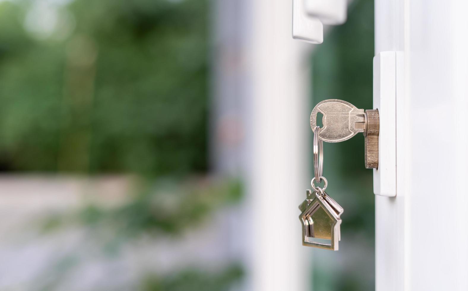 el casero abrió la puerta con una llave pendiente. ideas de venta de casas, hipoteca de casa foto