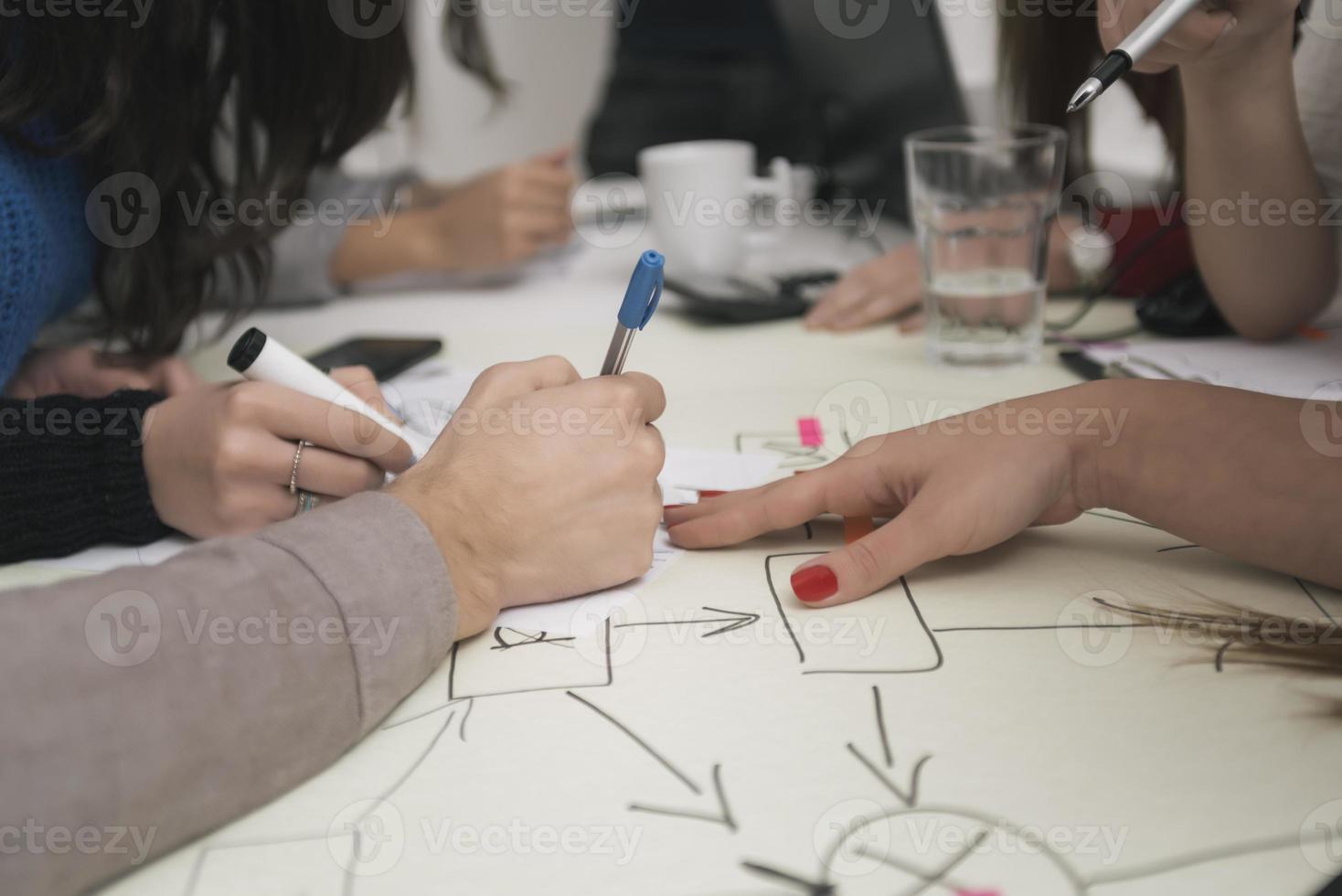 gente de negocios trabajando en la sala de conferencias foto