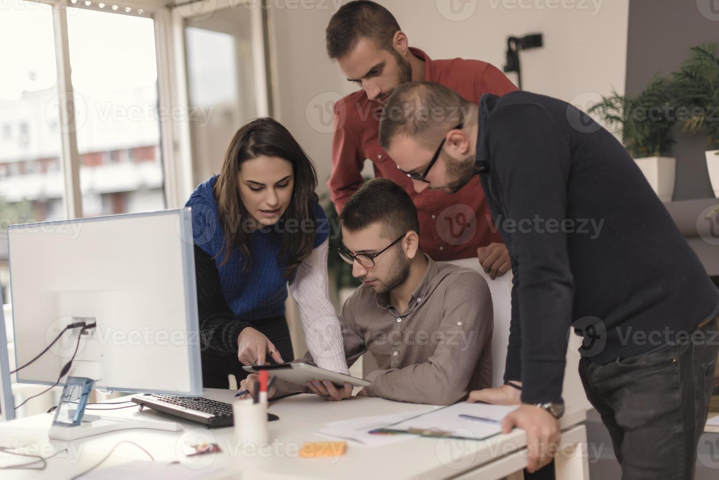 gente de negocios trabajando en la sala de conferencias foto