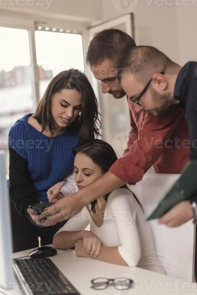 gente de negocios trabajando en la sala de conferencias foto