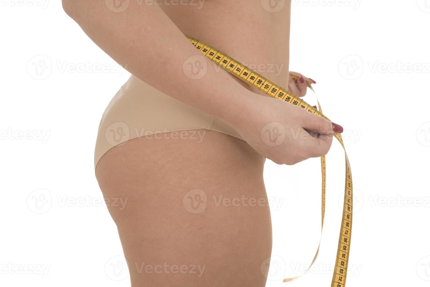 mujer gorda midiendo su estómago con sobrepeso, obesidad. aislado sobre fondo blanco. foto