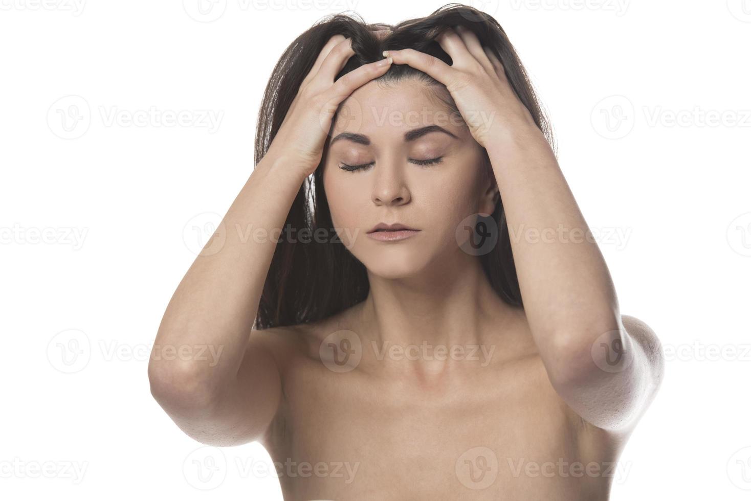 mujer que sufre de dolor de cabeza desesperada y estresada por el dolor y la migraña. manos en la cabeza. foto