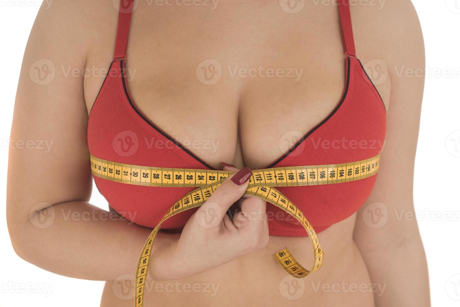 mujer mide su pecho con una cinta métrica foto