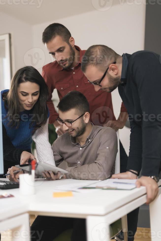 gente de negocios trabajando en la sala de conferencias foto