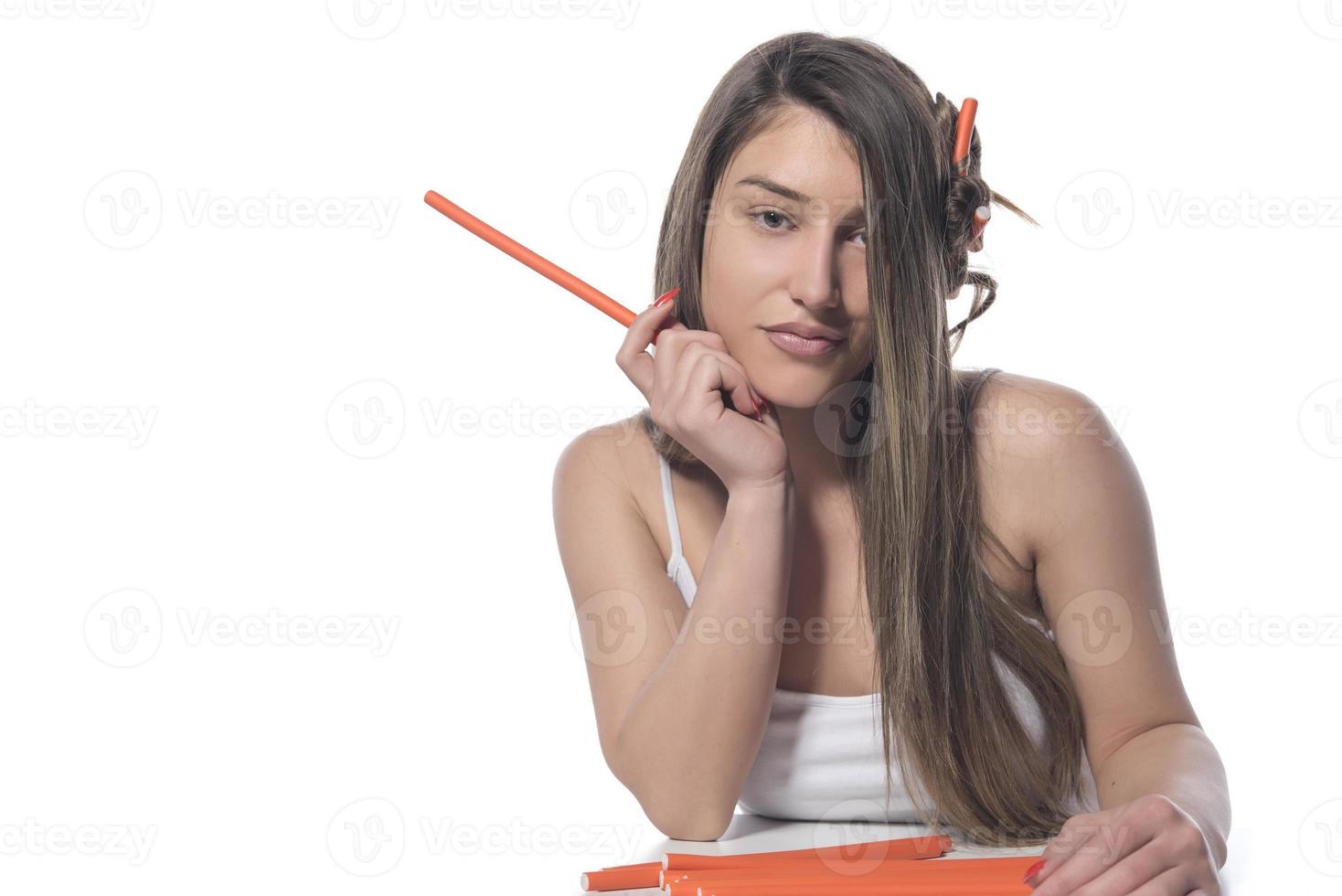 primer plano de rulos en el cabello. creando peinados foto