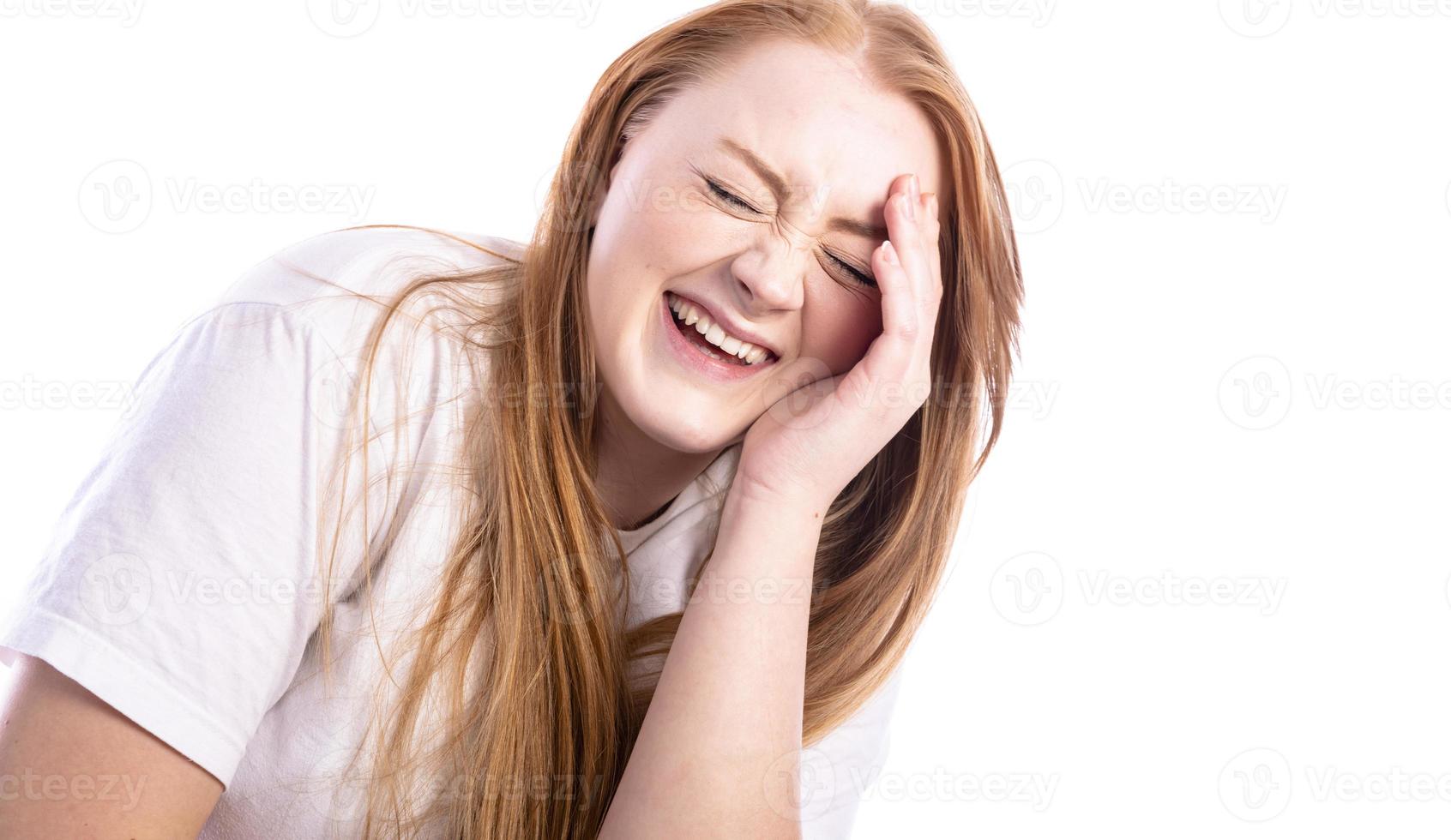 linda chica se preocupa por la pérdida de cabello. problemas con el concepto de cabello foto