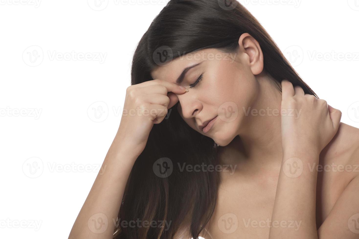 mujer que sufre de dolor de cabeza desesperada y estresada por el dolor y la migraña. manos en la cabeza. foto