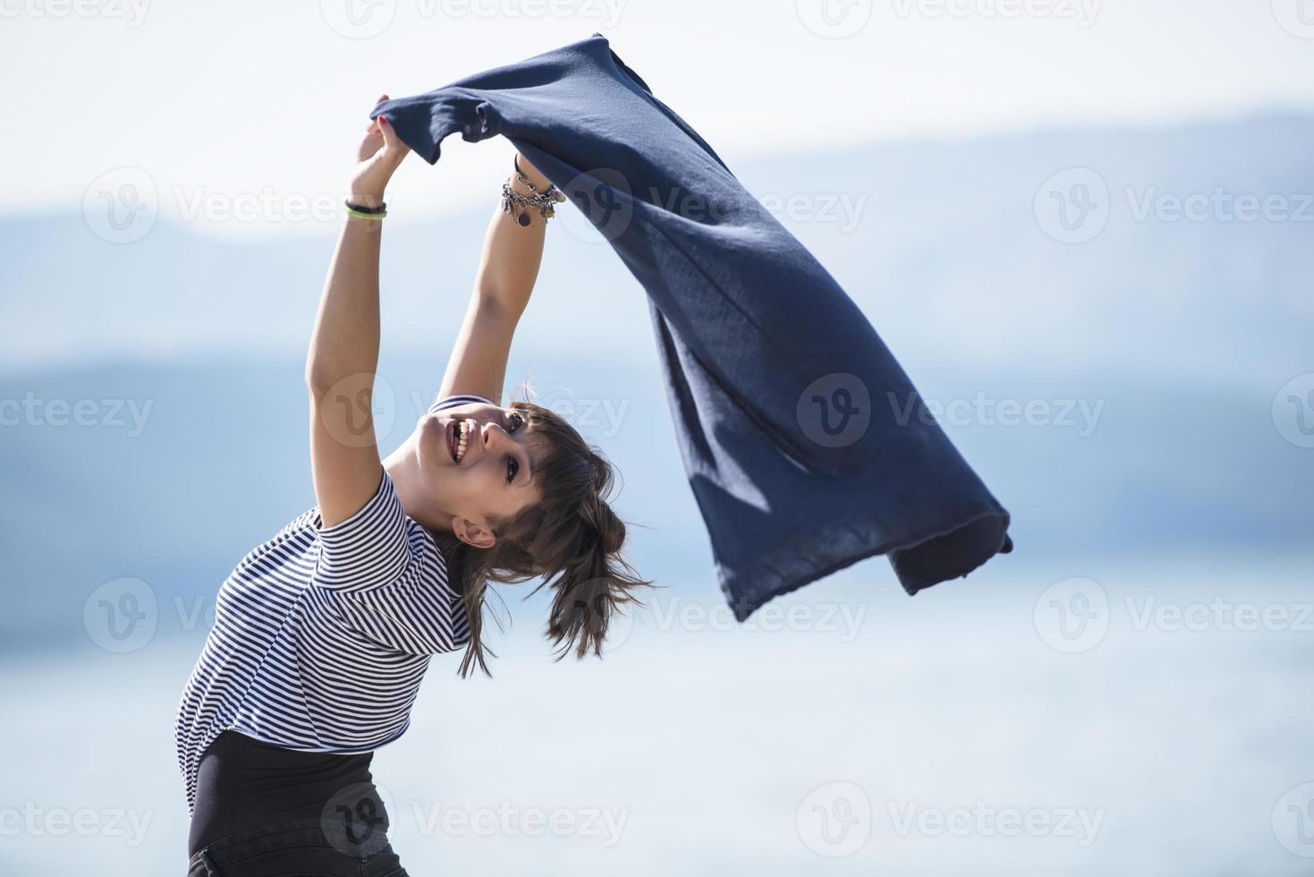 mujer feliz junto a un lago foto