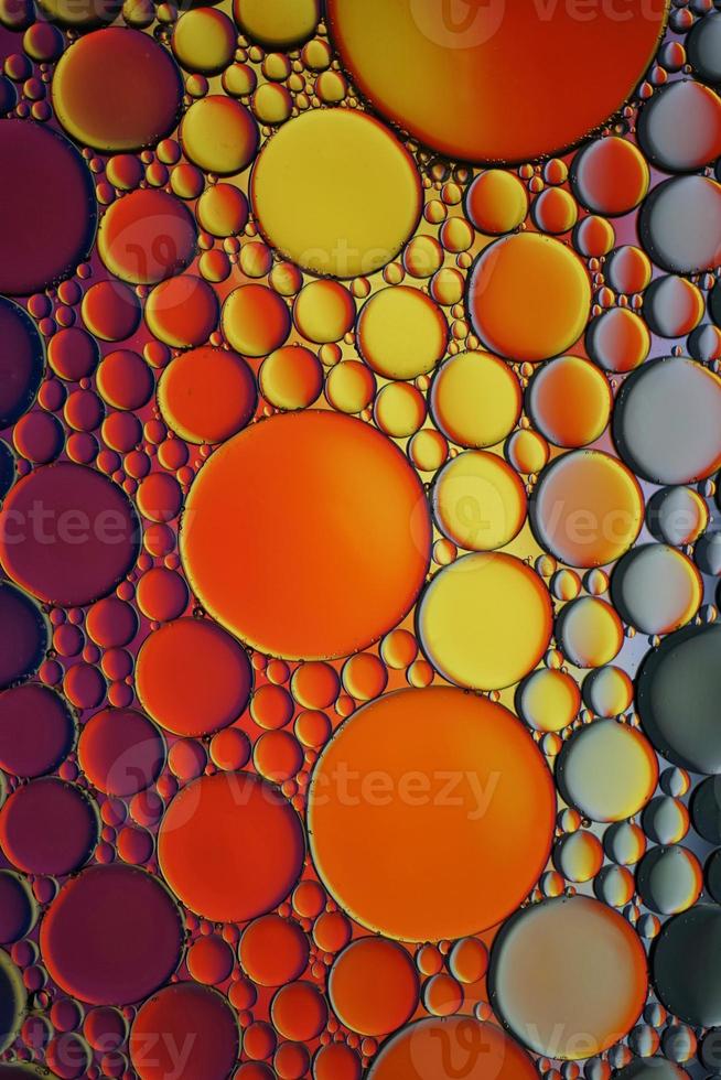 círculos de aceite multicolores en el agua, fondo abstracto colorido foto