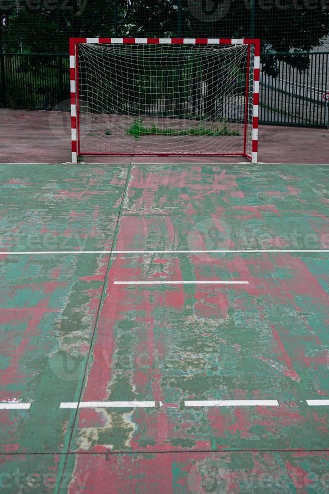 antiguo equipo deportivo de portería de fútbol callejero abandonado foto