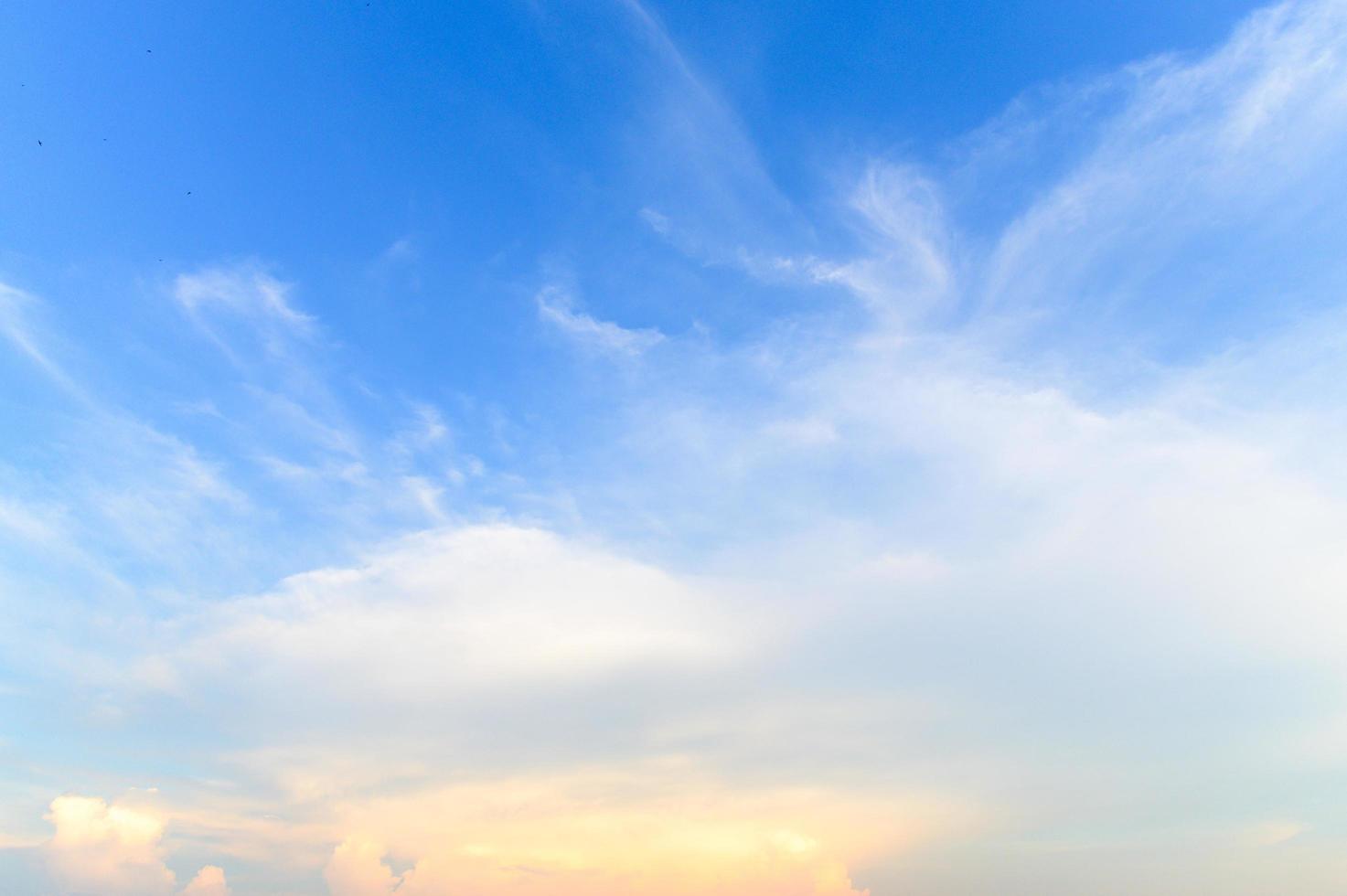 cielo azul en día de verano foto