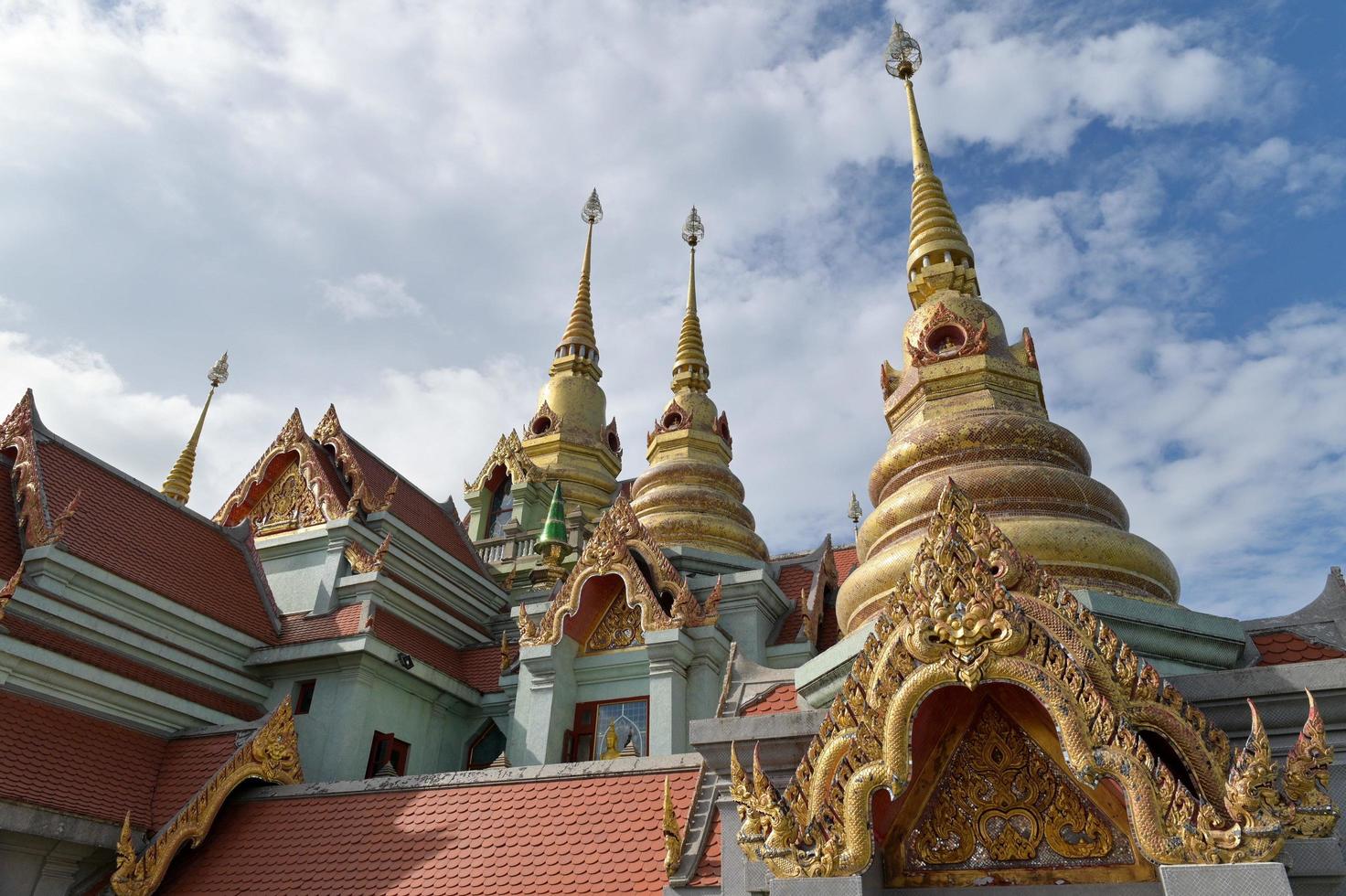 paisaje del templo wat tang sai en la provincia de prachuab khiri khan en tailandia. este es el dominio publico foto