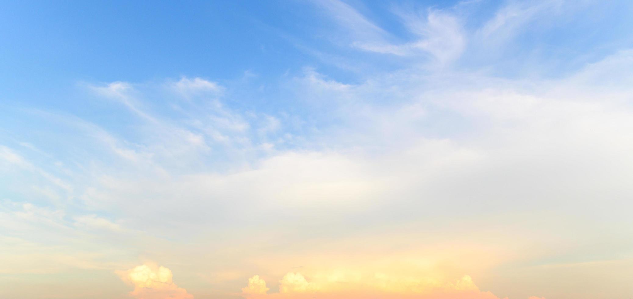 cielo azul en día de verano foto