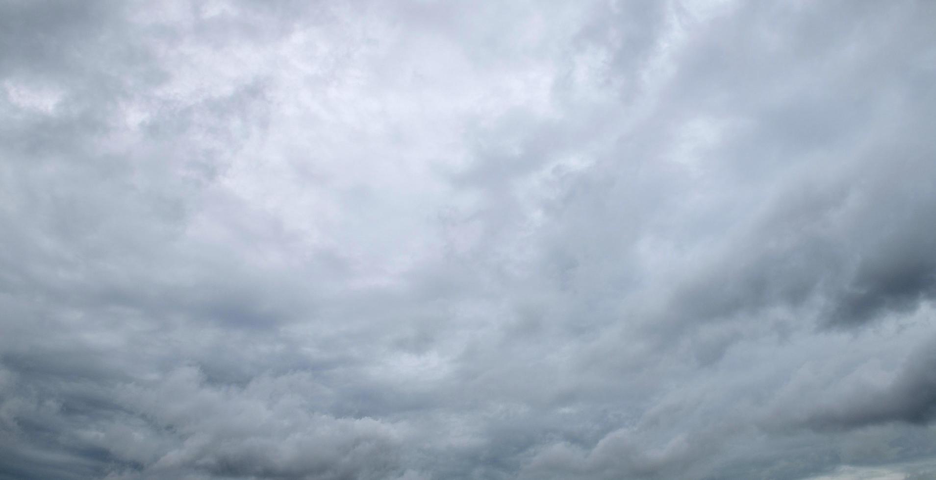 nubes de tormenta flotando en un día lluvioso con luz natural. paisaje de nubes, clima nublado sobre el cielo azul. fondo de entorno de naturaleza escénica de nubes blancas y grises foto