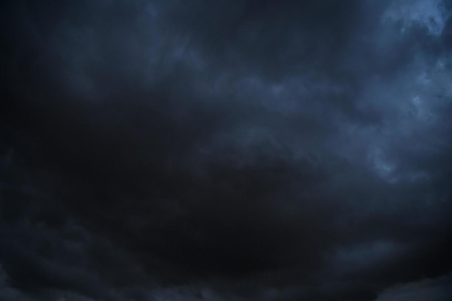 nubes de tormenta flotando en un día lluvioso con luz natural. paisaje de nubes, clima nublado sobre el cielo azul. fondo de entorno de naturaleza escénica de nubes blancas y grises foto