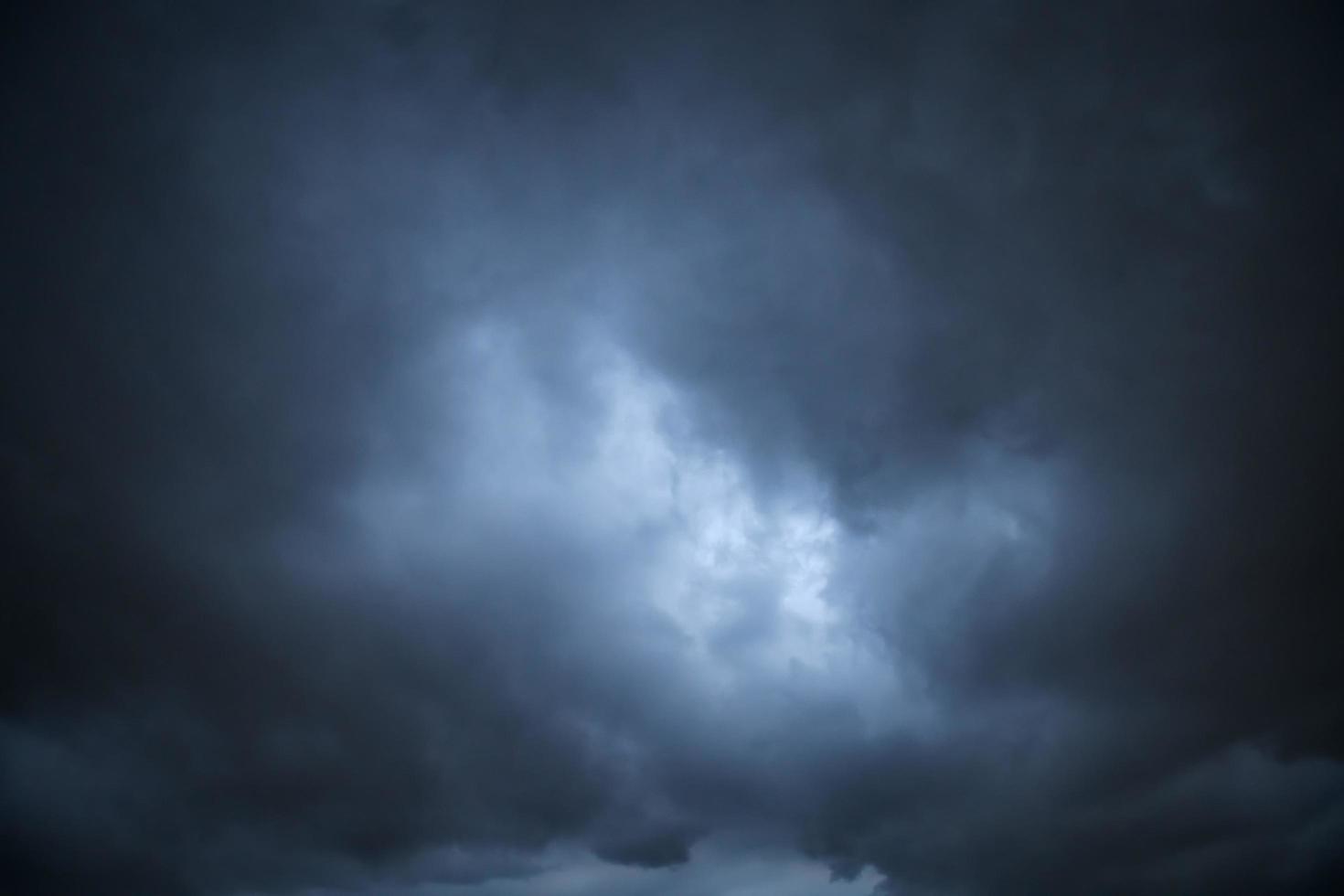 nubes de tormenta flotando en un día lluvioso con luz natural. paisaje de nubes, clima nublado sobre el cielo azul. fondo de entorno de naturaleza escénica de nubes blancas y grises foto