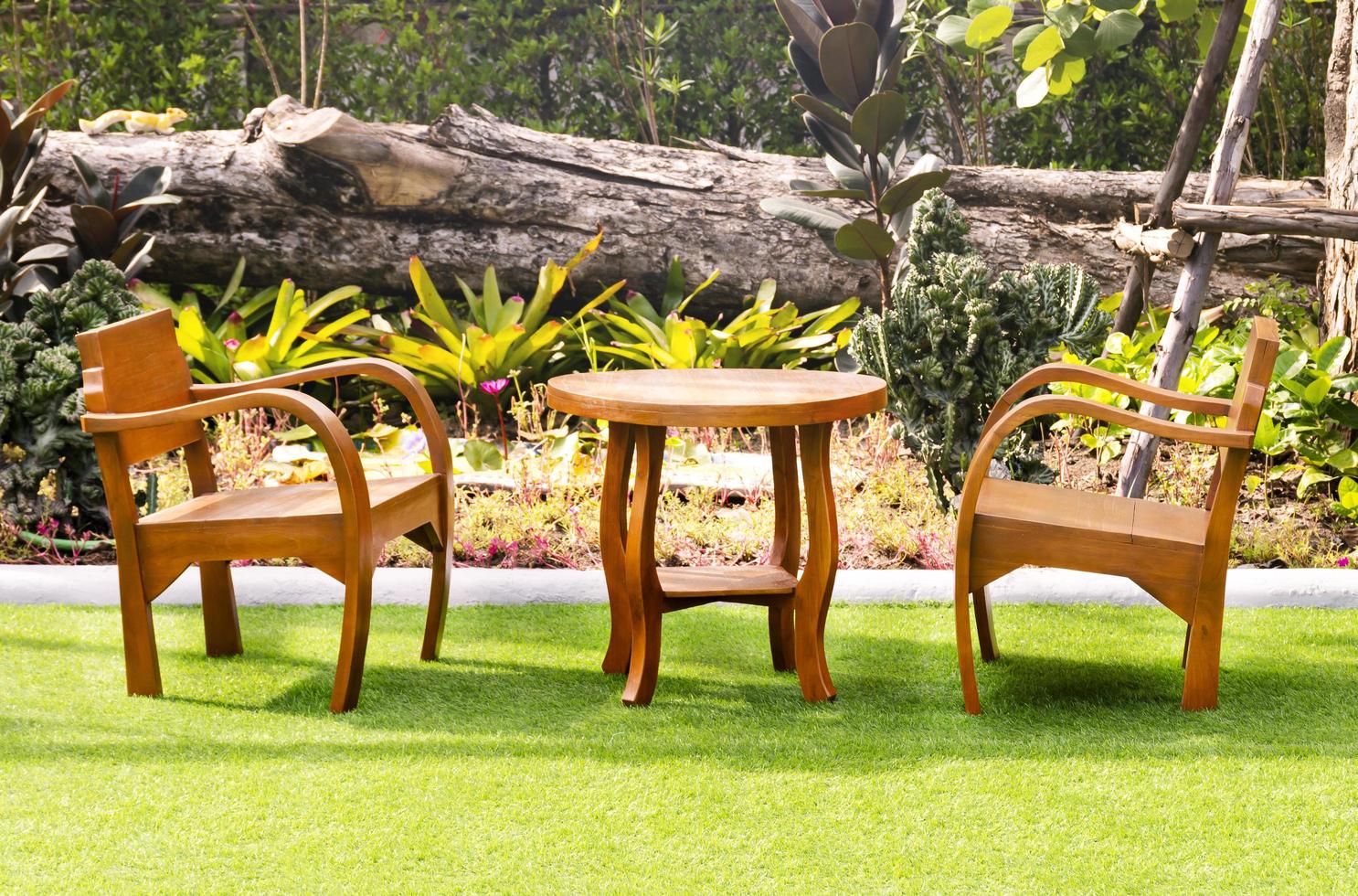 silla y mesa de madera al aire libre en la cafetería del césped foto