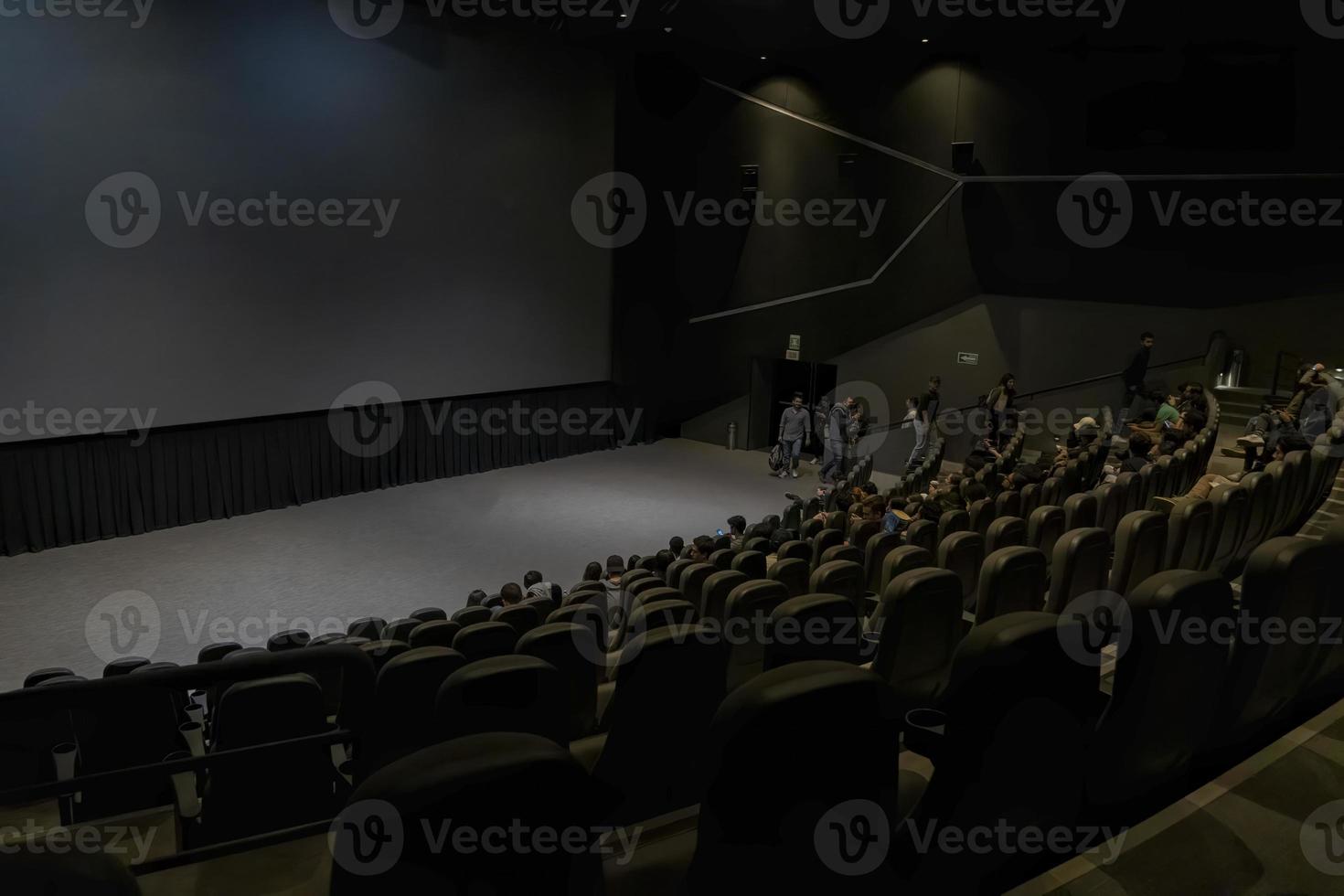 orador dando una charla sobre la conferencia de negocios corporativos. personas irreconocibles en la audiencia foto