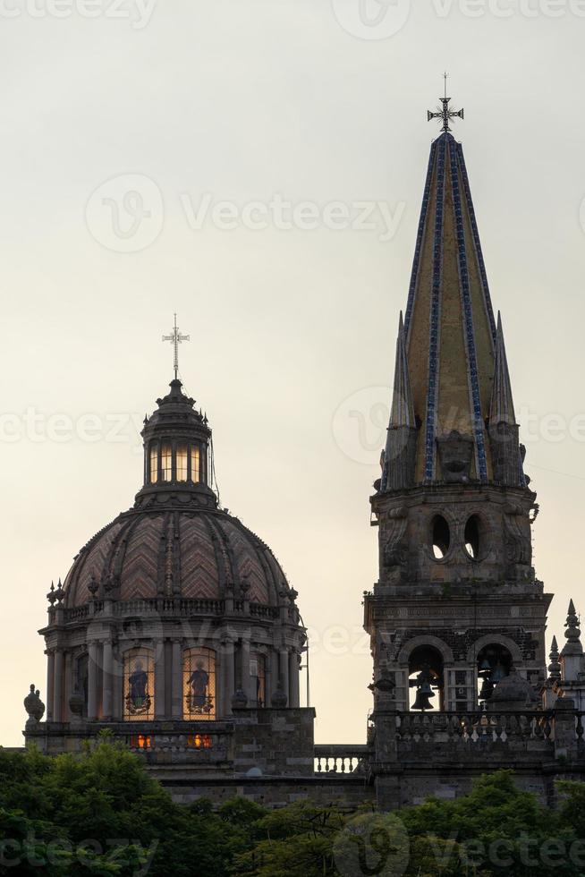 catedral de guadalajara al atardecer, ángulo diferente, méxico foto