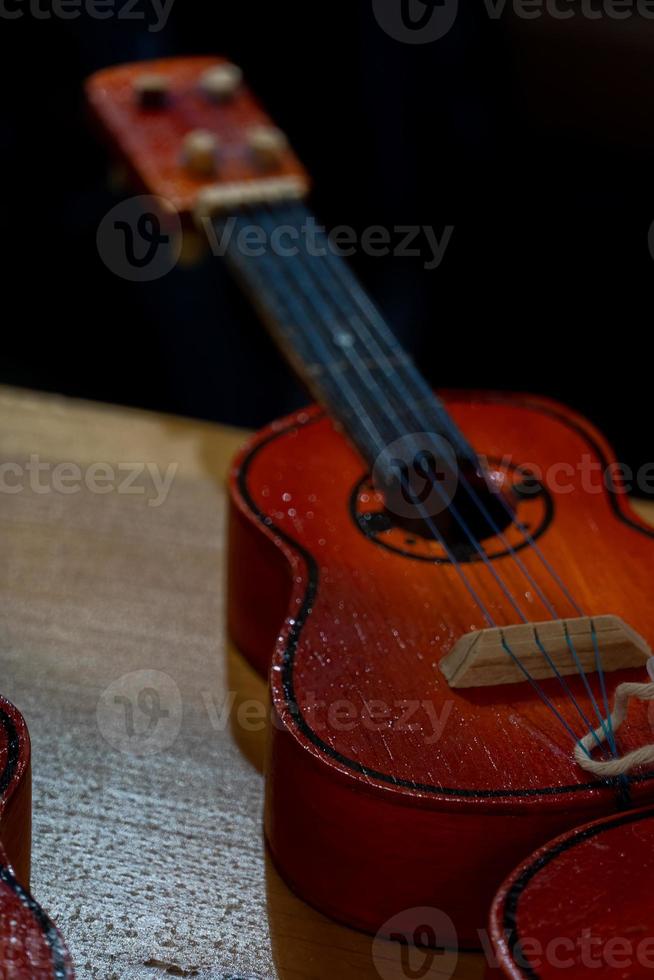 guitarra de juguete de madera, guitarra de juguete tradicional mexicana, mexicana foto