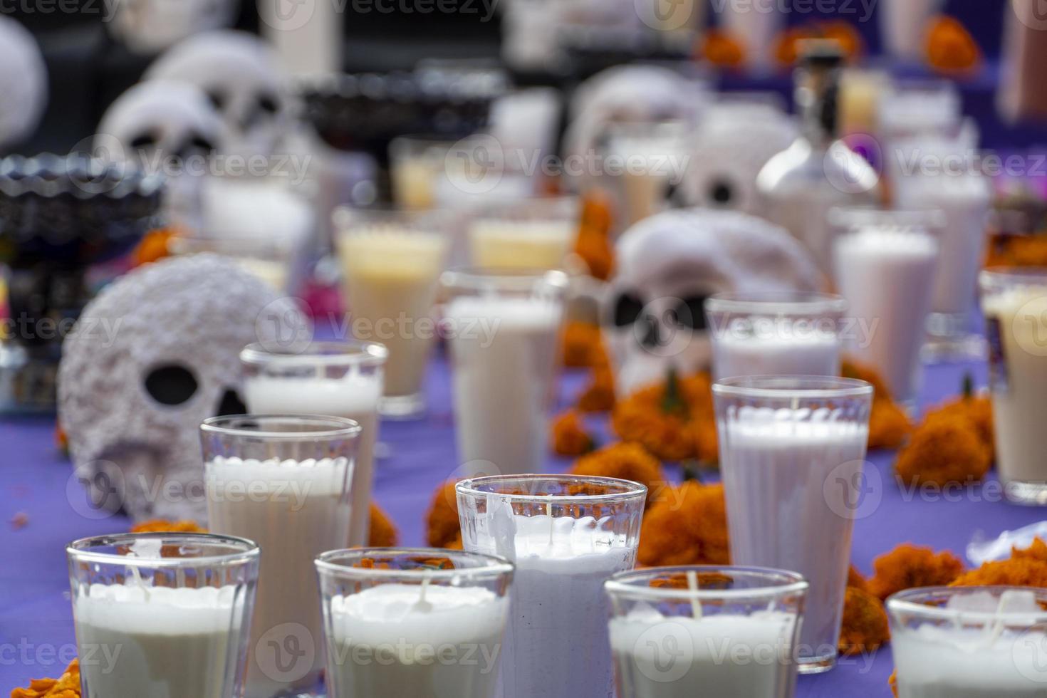 velas con jarrón de cristal colocadas en un altar para el día de los muertos foto