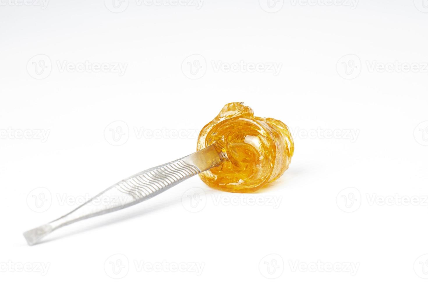 Cannabis gold live resin en dab stick con alto thc aislado sobre fondo blanco. foto