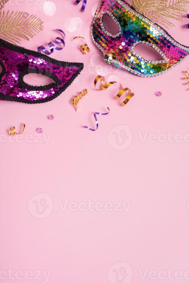 mascarilla festiva para la celebración del carnaval sobre fondo de color. fondo vertical de la mascarada foto