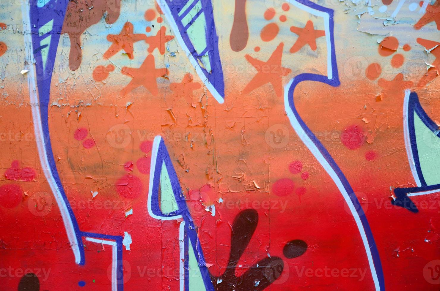 arte callejero. imagen de fondo abstracta de un fragmento de una pintura de graffiti coloreada en tonos beige y naranja foto