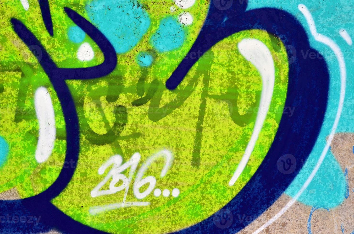 hermoso graffiti de arte callejero. color abstracto dibujo creativo colores de moda en las paredes de la ciudad. cultura contemporánea urbana. pintura de título en las paredes. cultura protesta juvenil foto