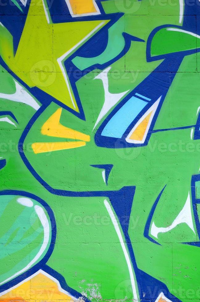 Fragmento de pinturas de graffiti de arte callejero de colores con contornos y sombreado de cerca foto