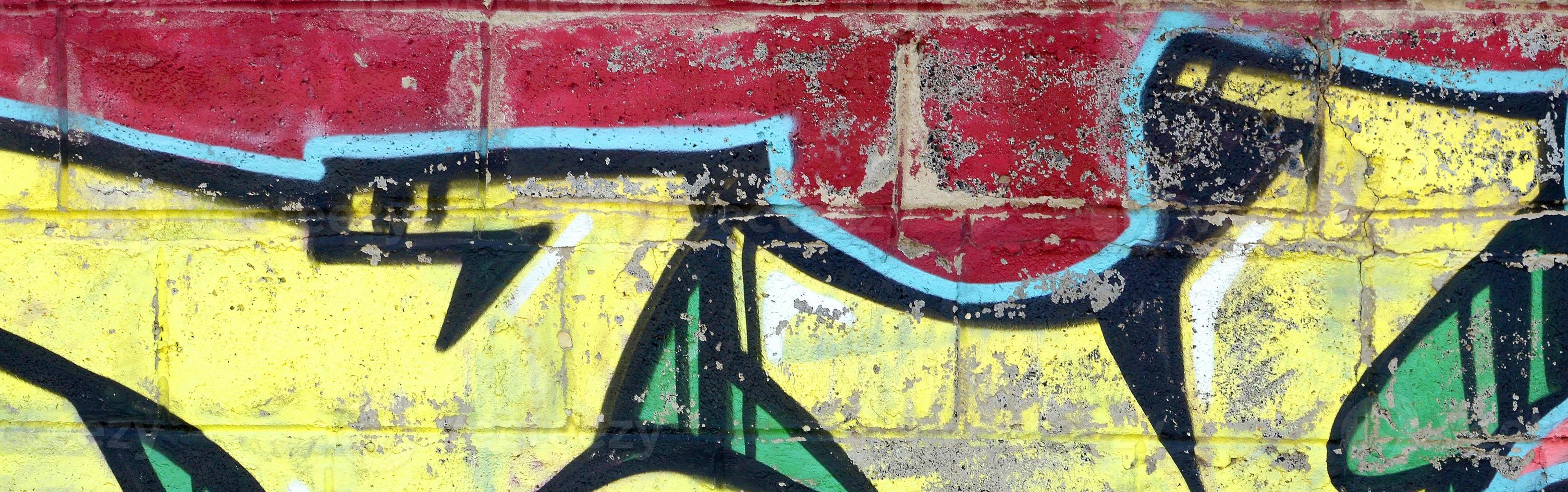 Fragmento de pinturas de graffiti de arte callejero de colores con contornos y sombreado de cerca foto