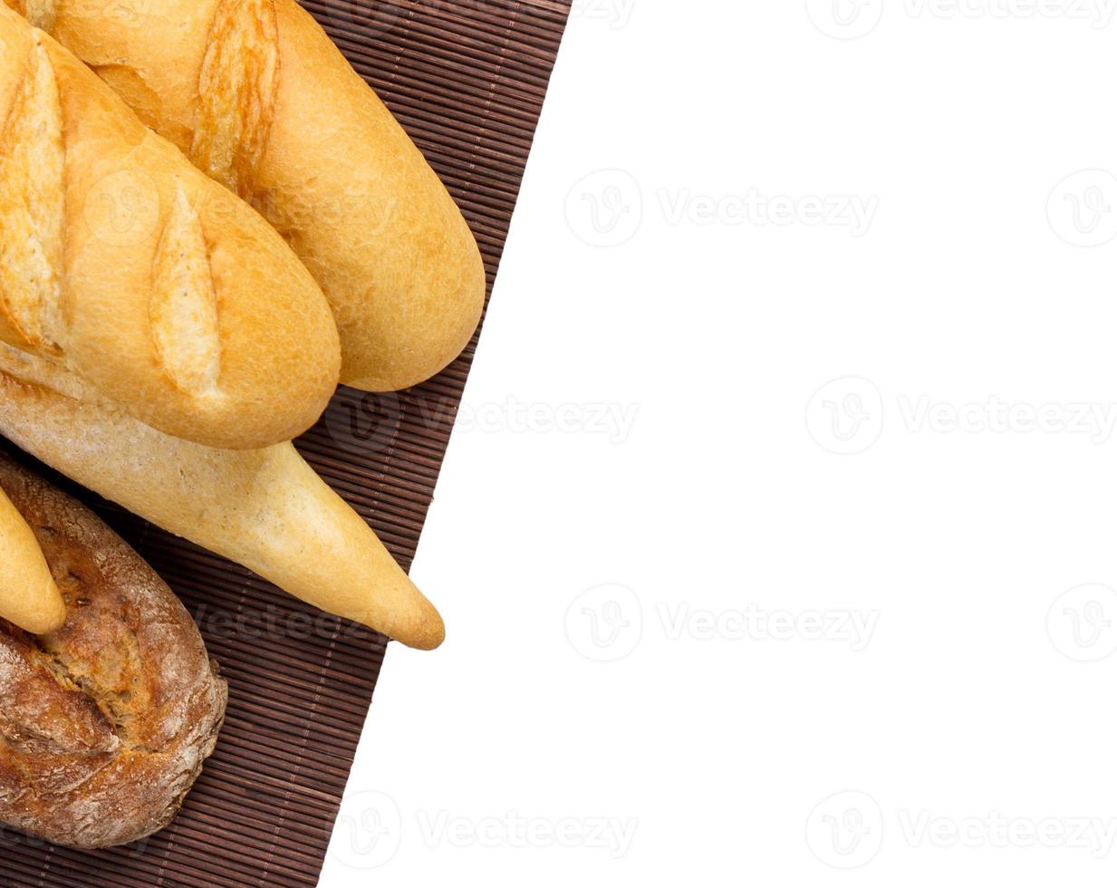 Varios de baguette francés aislado sobre fondo blanco. foto