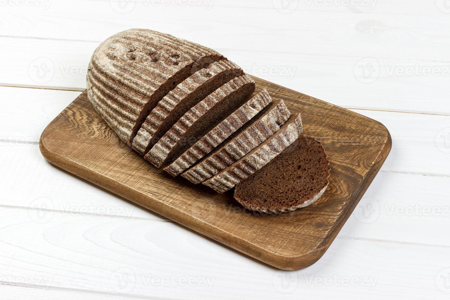 pan de centeno en rodajas sobre la mesa blanca foto