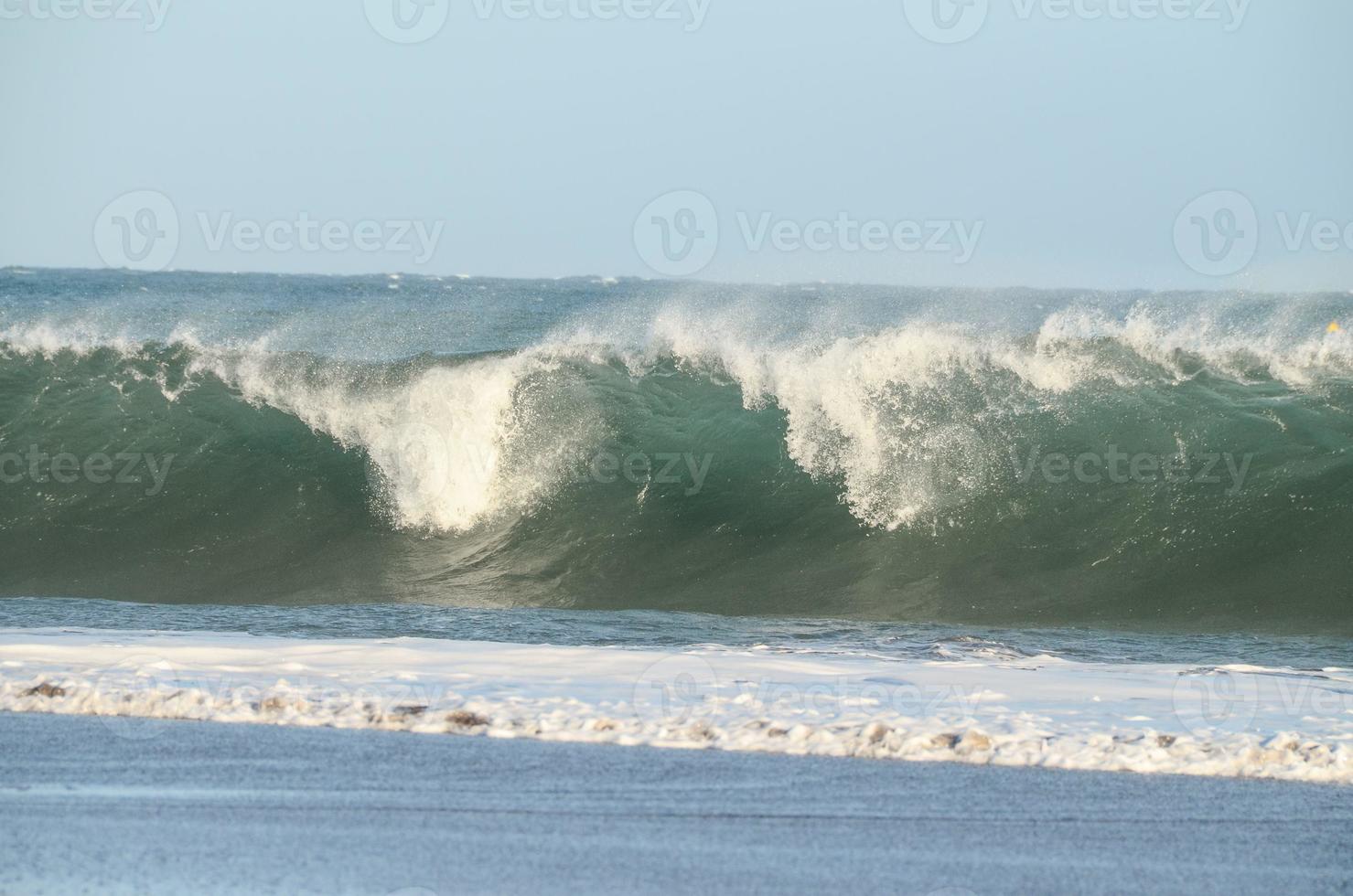 enormes olas del mar foto