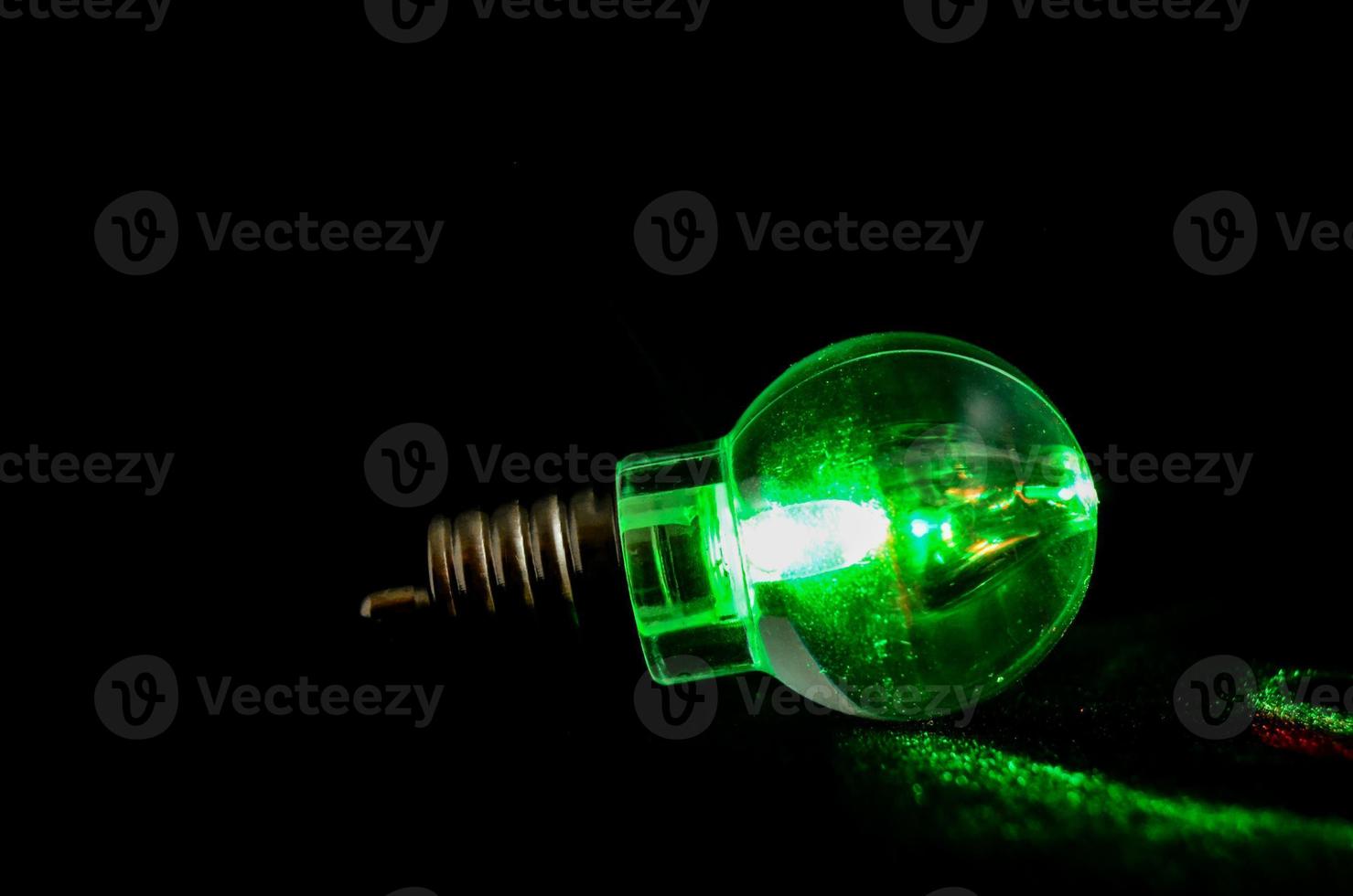 luz verde sobre fondo negro foto