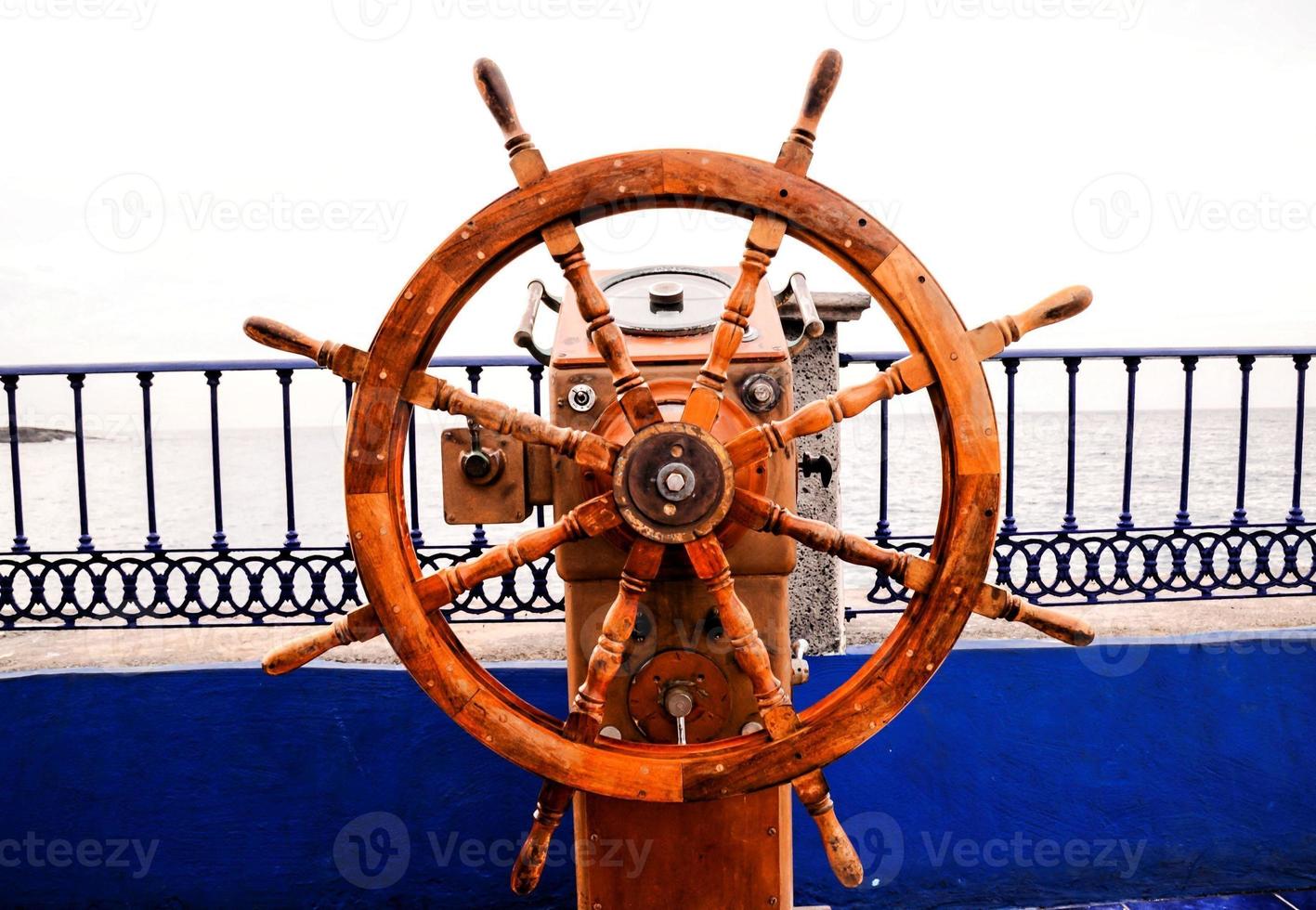 primer plano del timón del barco foto