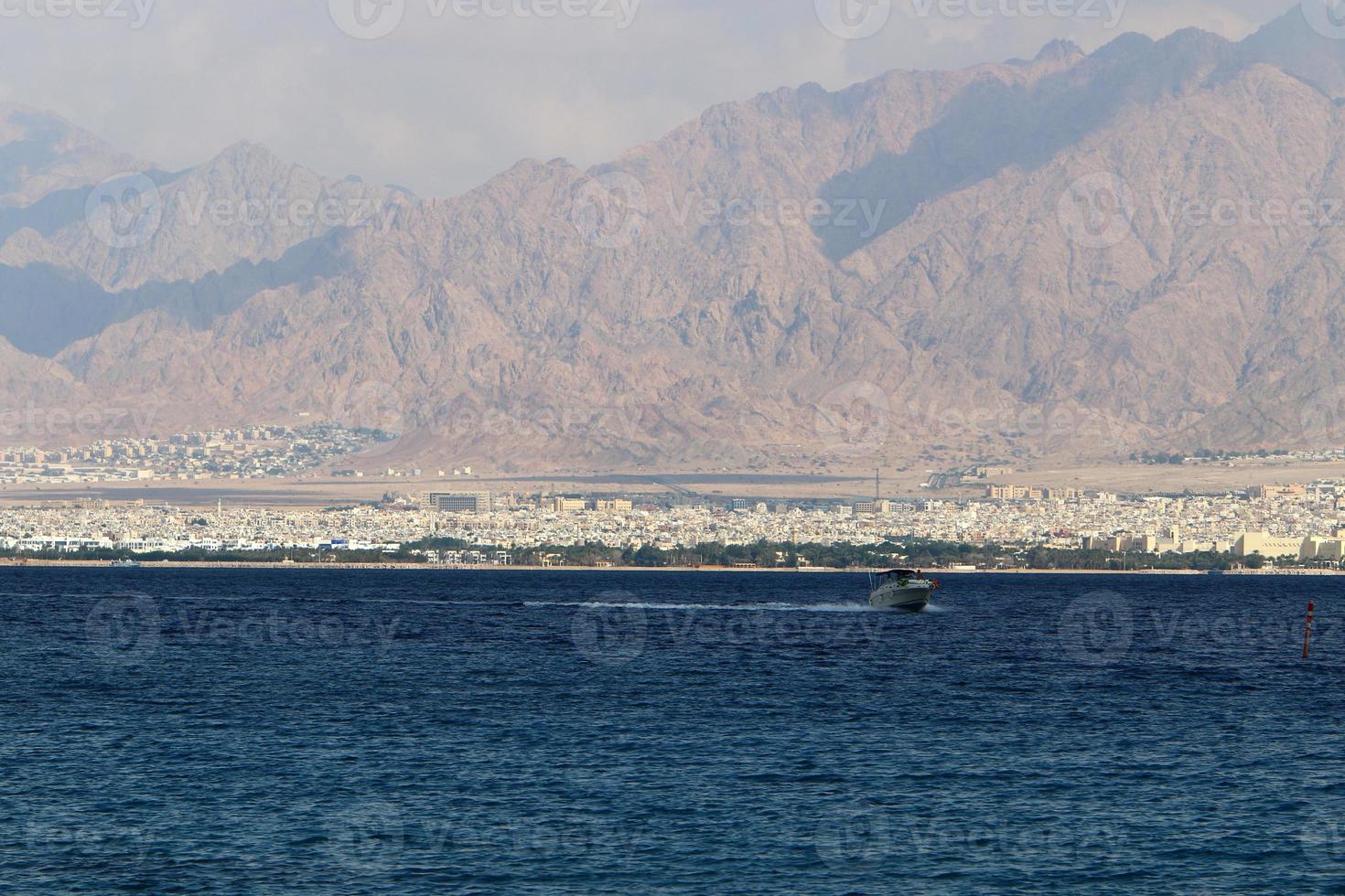 jordania en el lado opuesto del mar rojo. foto