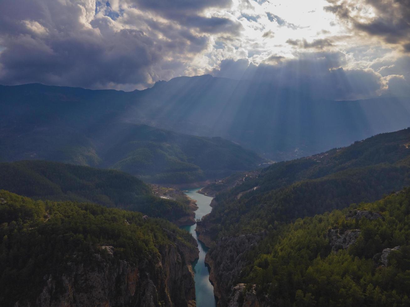 filtrado perfecto de los rayos del sol a través de las nubes foto