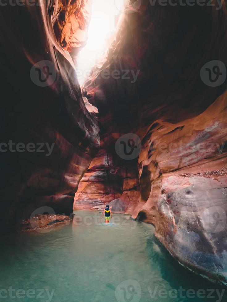 turista en el desfiladero de wadi mujib en jordania que entra en el mar muerto a 410 metros bajo el nivel del mar. la reserva mujib de wadi mujib es la reserva natural más baja del mundo foto