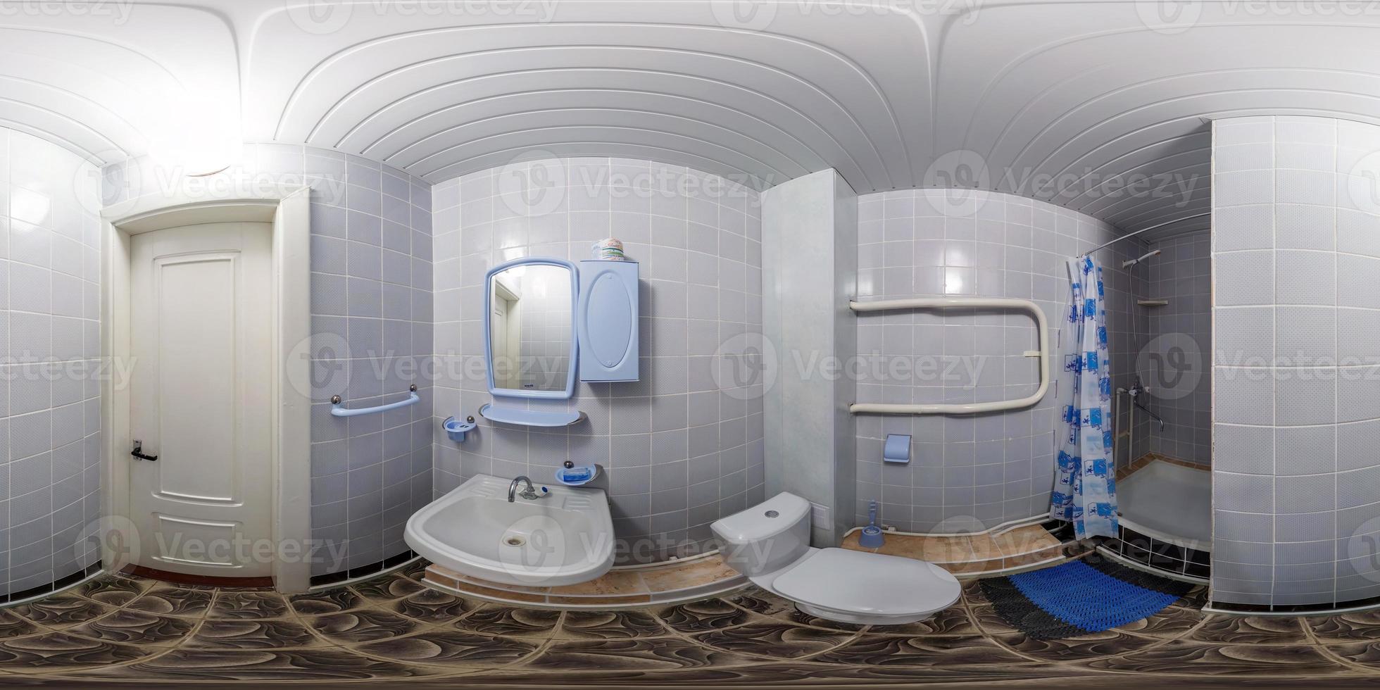 Panorama de 360 sin costuras en el interior del baño de un hotel barato, piso o apartamentos con inodoro, lavabo y ducha en proyección equirectangular con cenit y nadir. contenido vr ar foto