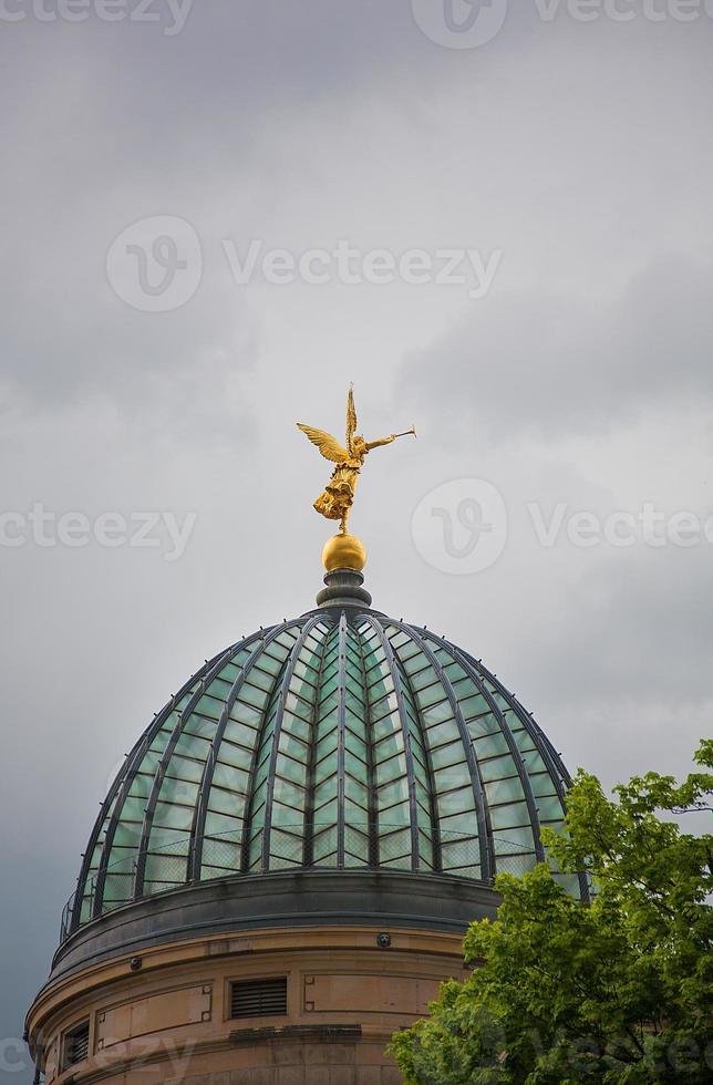 estatua de ángel dorado con trompeta en la parte superior foto